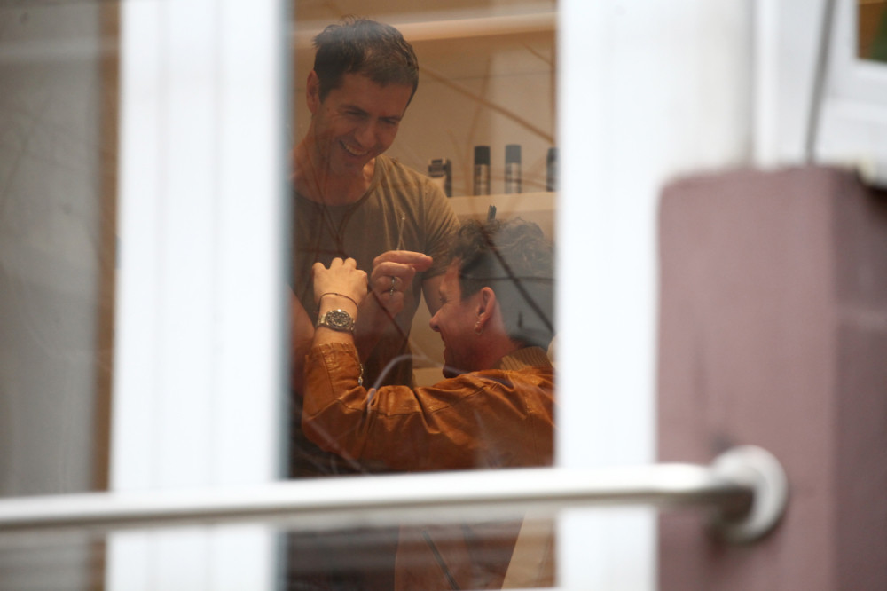 Pevač zbog sređivanja loknica kod frizera umalo zakasnio na snimanje