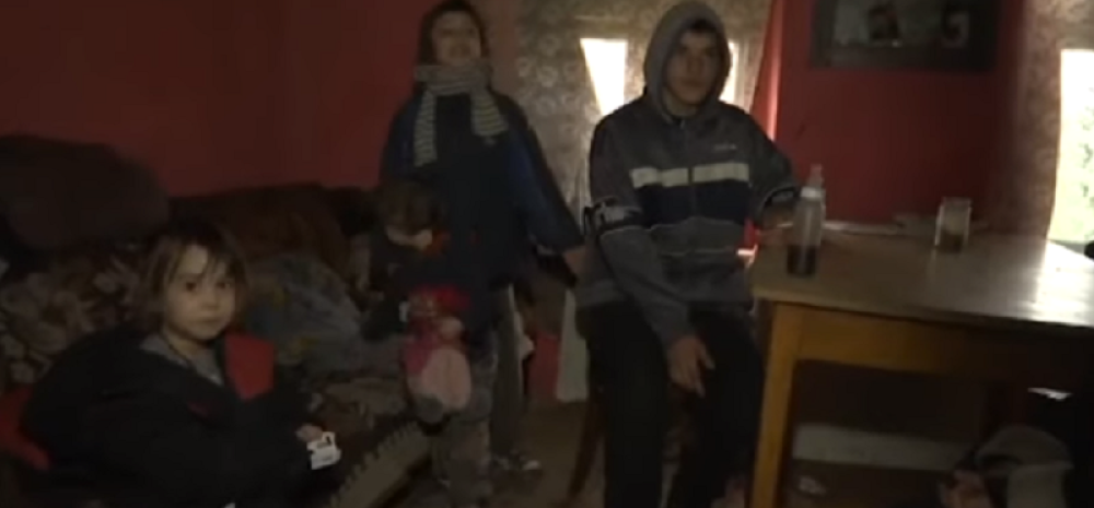 Majka ih napustila, otac u zatvoru! Šestoro dece u trošnoj kući živi samo bez roditelja