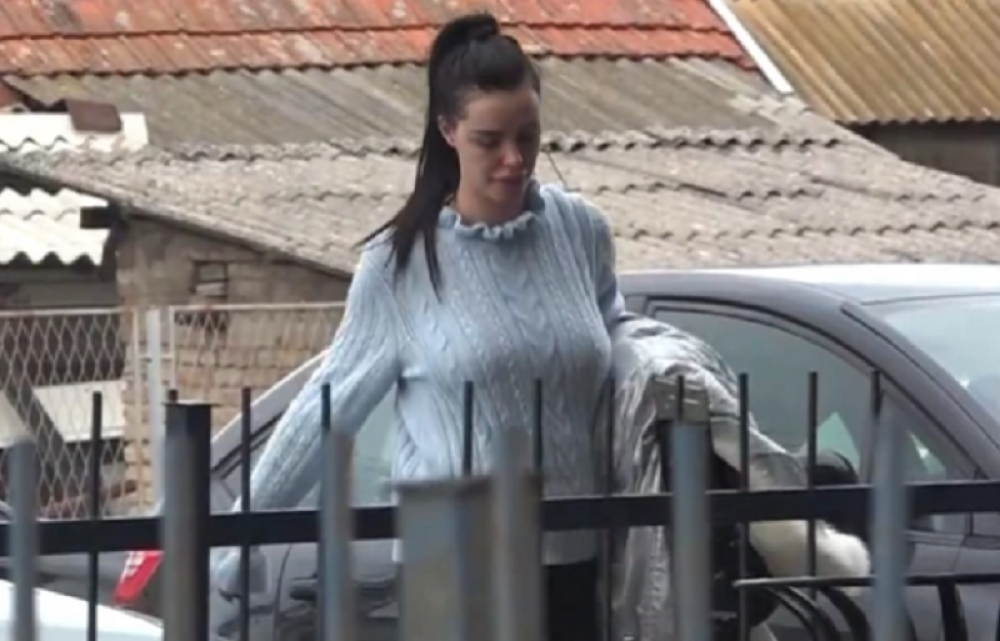 Bogdana Ražnatović vratila se u Titel kod roditelja, a evo kako izgleda u petom mesecu trudnoće (FOTO)