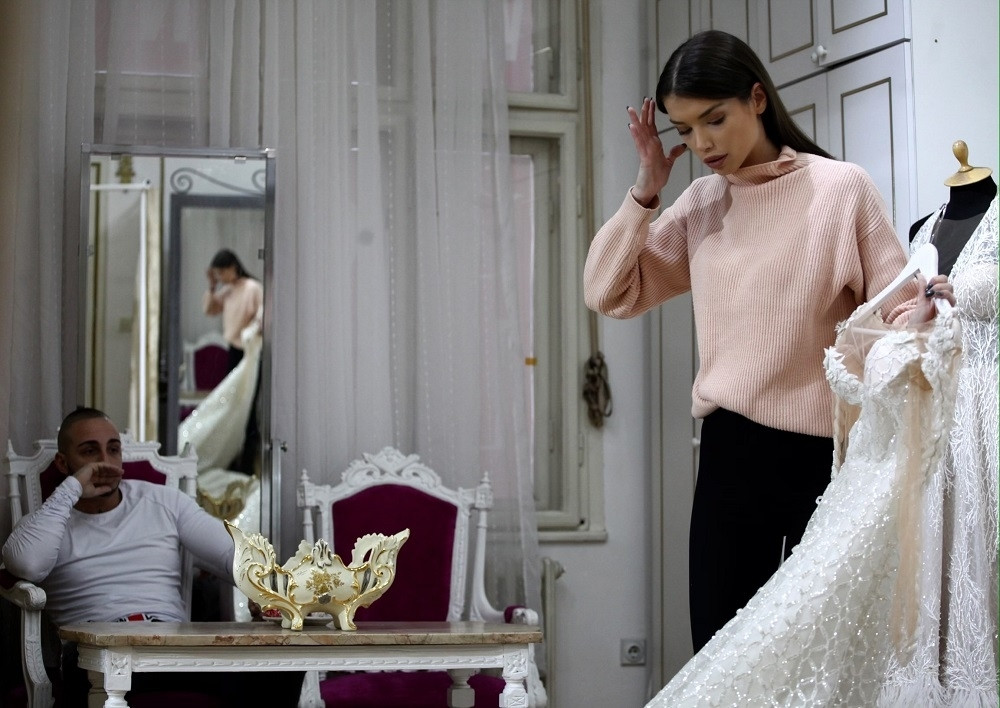 Budući supružnici birali venčanice: Vuk Mob iskeširao 20.000 evra za tri haljine!