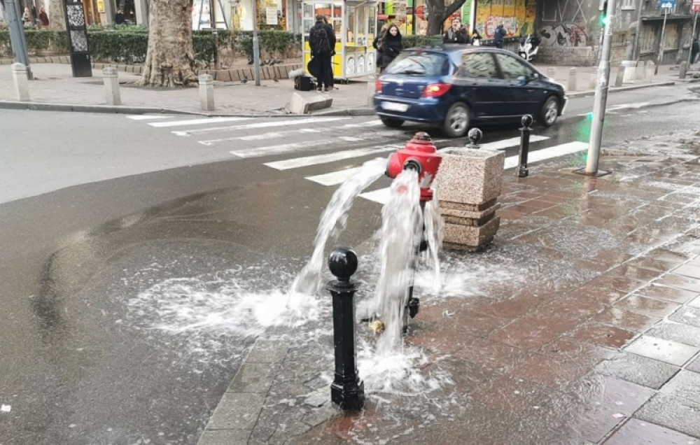 Voda šiklja na sve strane! Reke se slivaju niz ulice! (VIDEO)