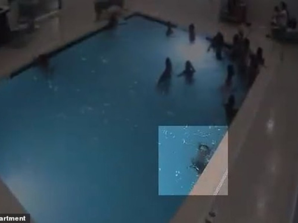 Pored punog bazena niko nije primetio da se dečak davi i tone... (UZNEMIRUJUĆI VIDEO)