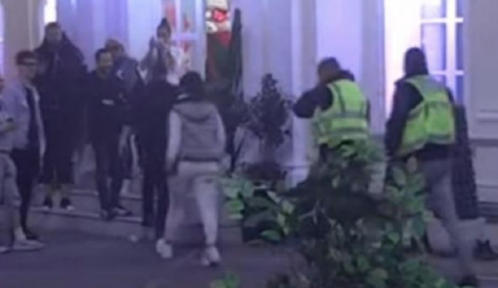 Necenzurisane slike Miljane Kulić kako divlja po "Zadruzi" i razbija kameru tanjirom! (FOTO)