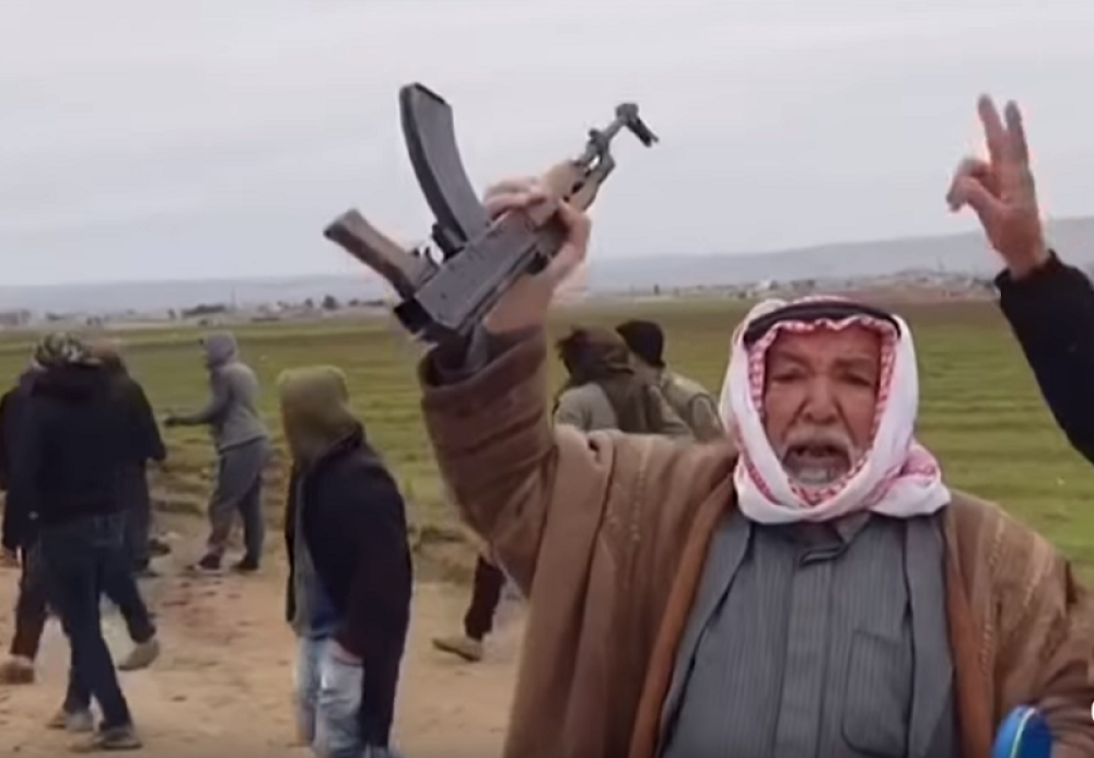 Sirijski narod vs. američki vojnici! "Nećete u naše selo dok smo živi mi" (VIDEO)