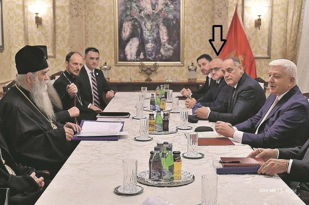 Vladika Amfilohije i Duško Marković satima razgovarali bez jasnog dogovora, a on ih pomno nadgledao!