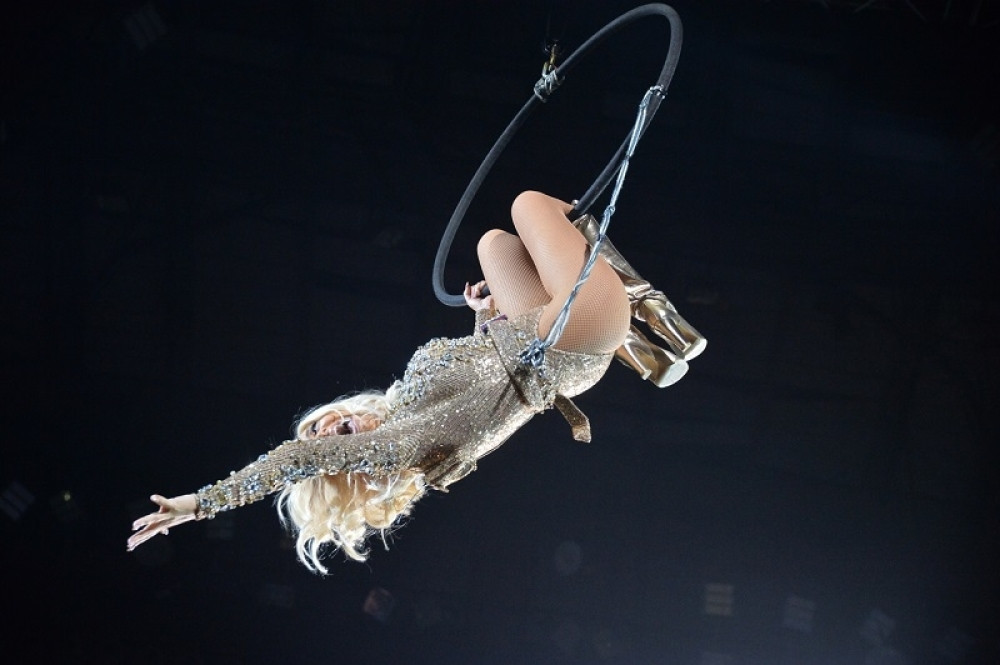 Nataša Bekvalac otpočela spektakularni koncert sa ovom pesmom: Pevačica sletela na binu sva u srebru! (FOTO/VIDEO)