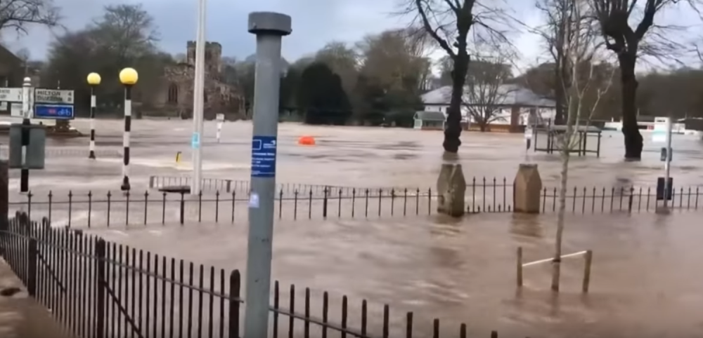 Britanija nije videla ovakvo nevreme! (VIDEO)