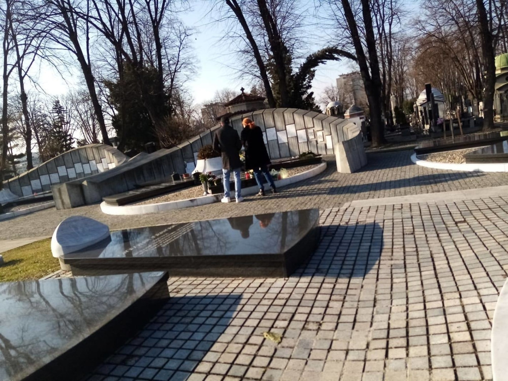 Sin našeg preminulog glumca obišao tri groba (FOTO)