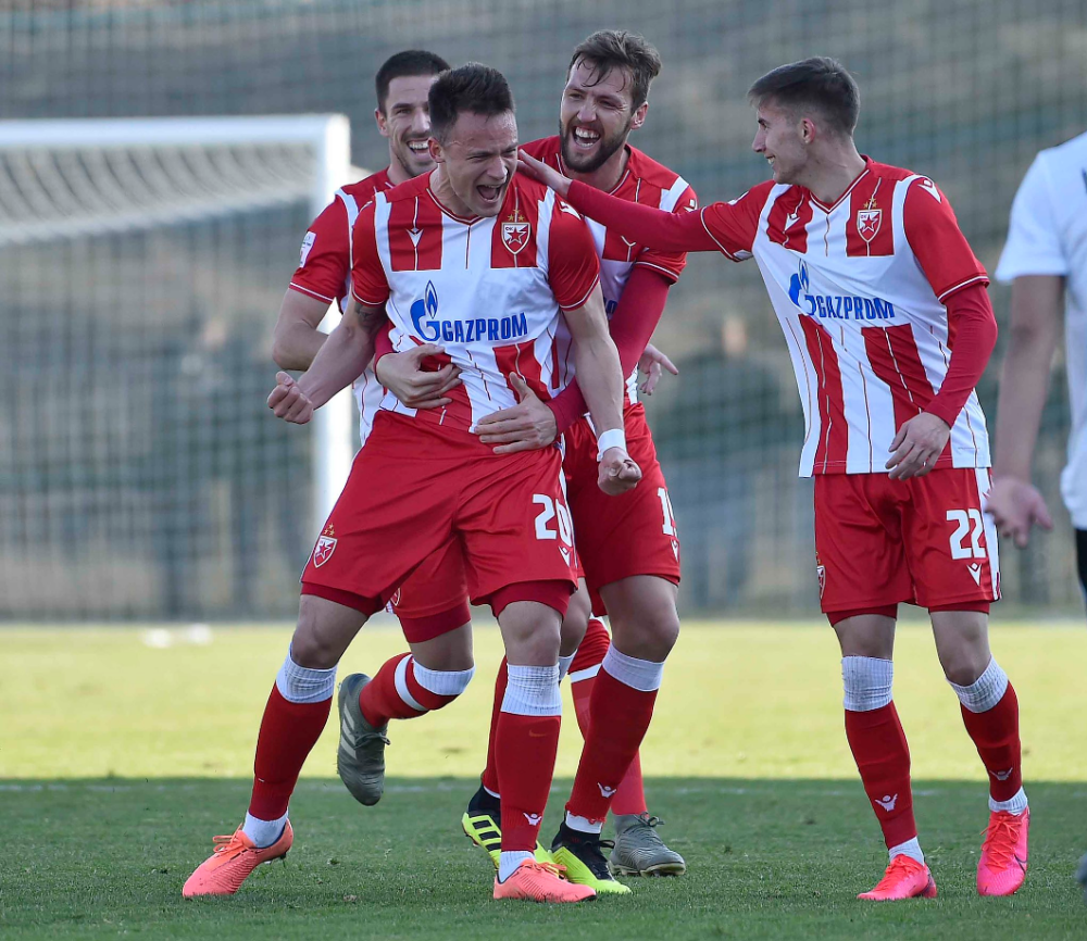 Evo kako se fudbaleri Zvezde zabavaljaju u svojim domovima