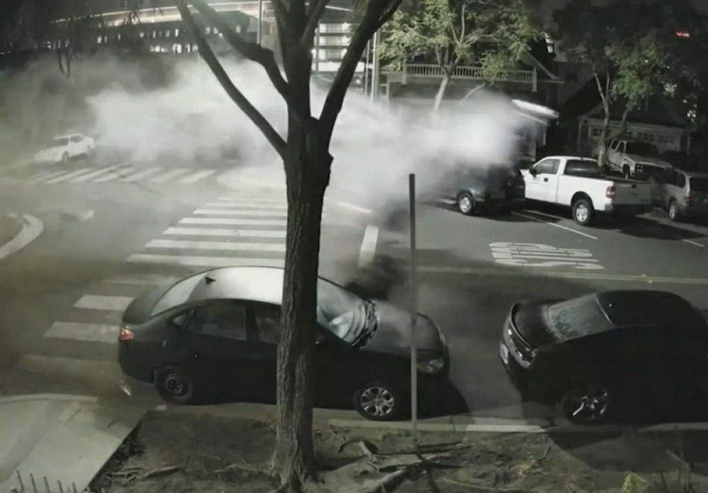 Devojka (27) BMW-om unakazila ulicu i automobile, a onda izašla iz vozila kao da se ništa nije dogodilo! (VIDEO)