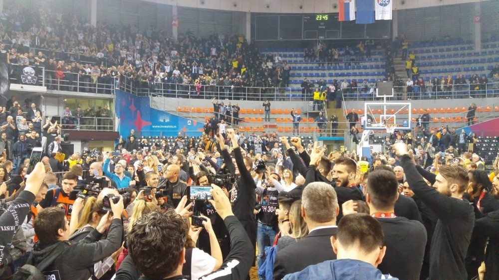 Pogledajte slavlje košarkaša Partizana sa navijačima, a tek kad vidite ko je prvi čestitao - raspametićete se (FOTO/VIDEO)