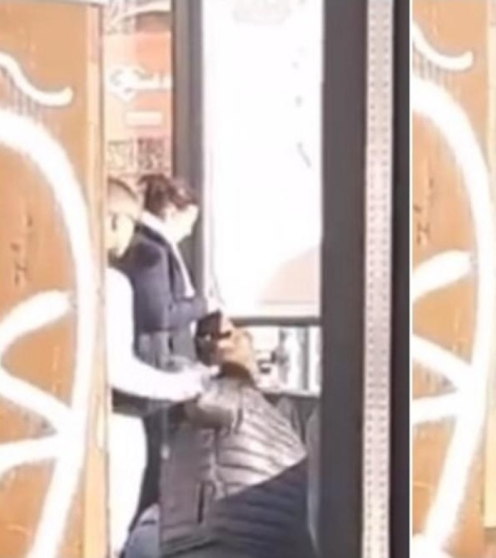Muškarac na Zelenom Vencu najpre udarao ženu, vukao za kosu, i na kraju udarao flašom u glavu! Ljudi nepomično posmatrali! (VIDEO)