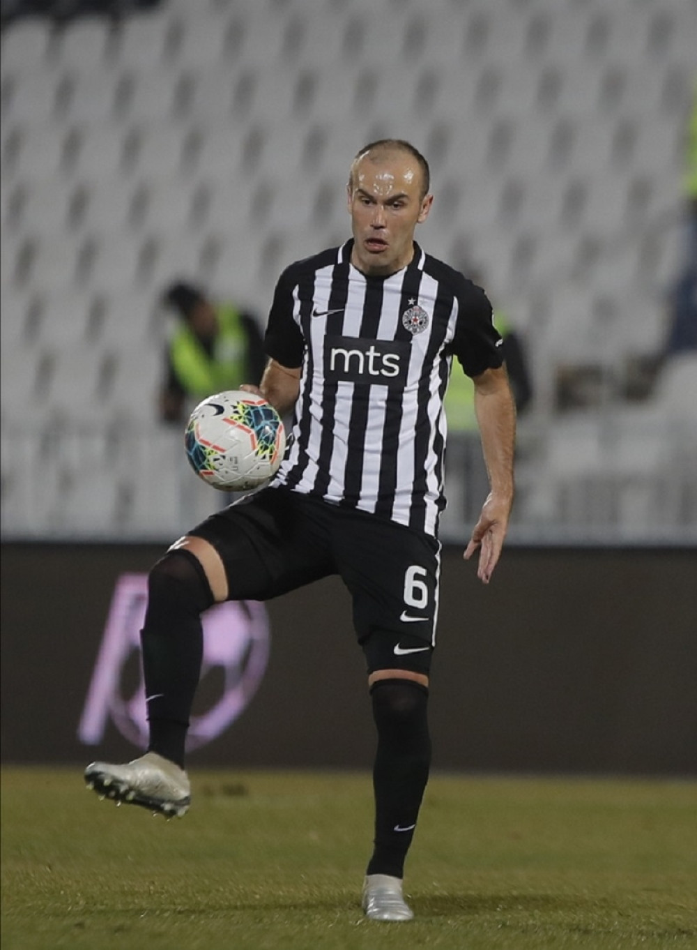 Natho dobio poklon od kluba i saigrača (VIDEO)