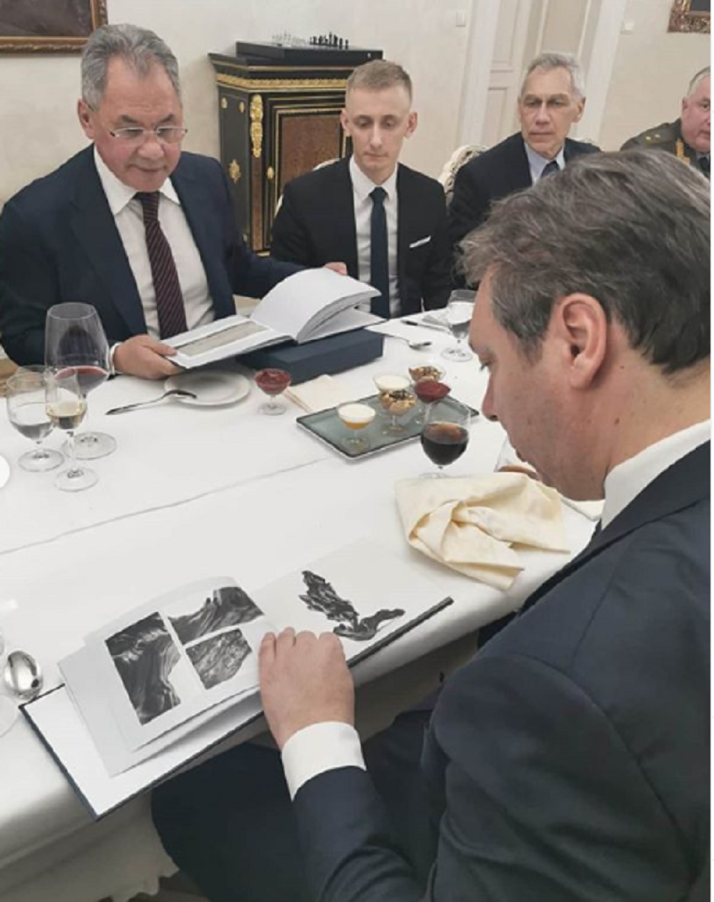 Šojgu doneo poseban poklon Vučiću, a on narodu otkrio i šta mu je ruski ministar darivao