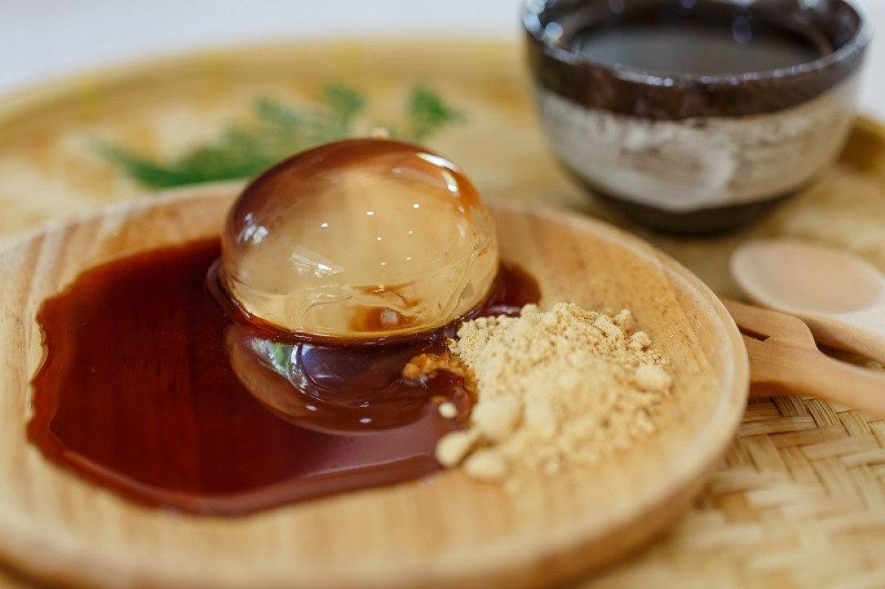 Njačudniji desert izazvao pomamu u svetu: Kap kolač se pravi od vode, potpuno je proziran (VIDEO RECEPT)