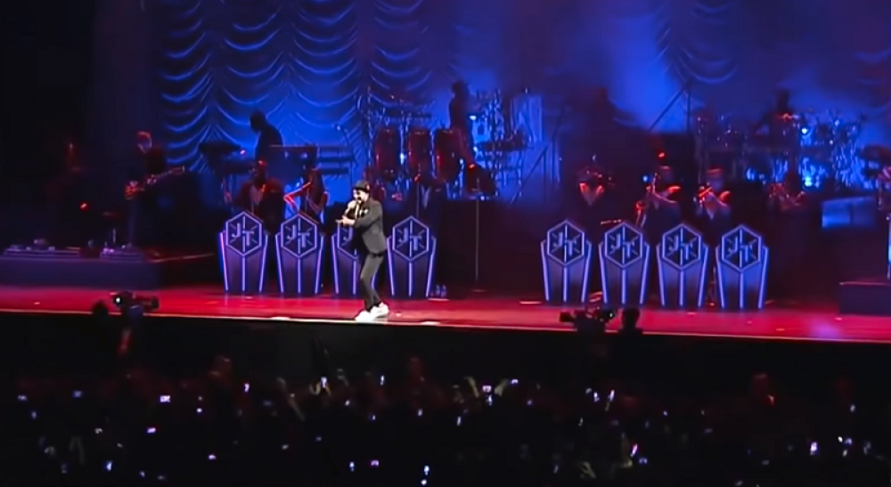 Poznatog pevača gađali u glavu flašama punim urina na bini!