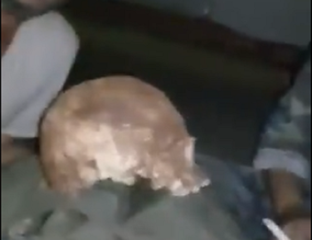 Porušili spomenike, povadili lobanje i kosti, a onda otpočeli morbidnu zabavu! (UZNEMIRUJUĆI VIDEO)