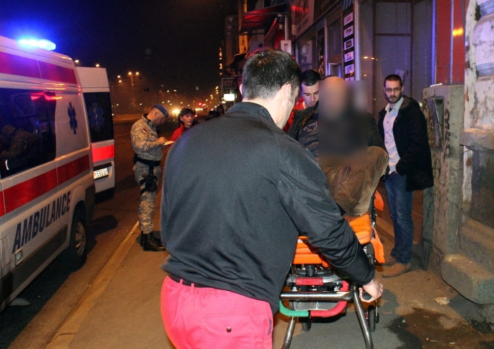 Ostao priklješten između autobusa i auta