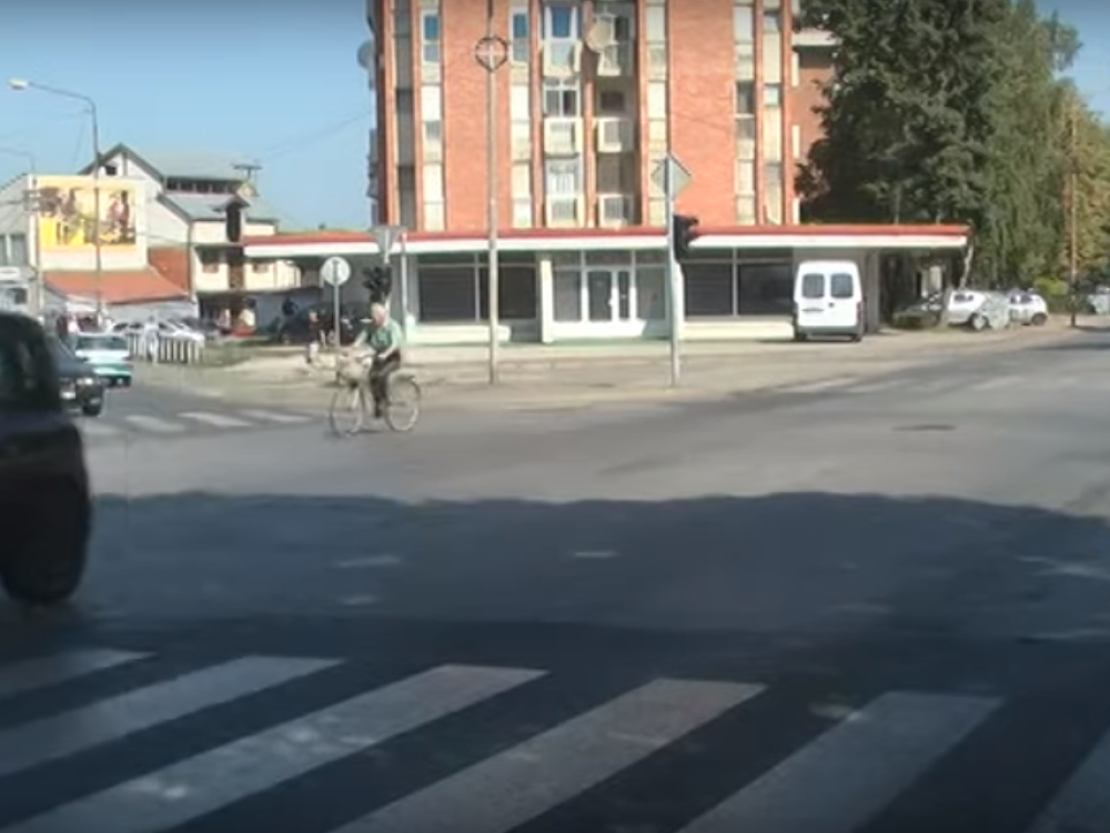 Dečak (15) pao s bicikla i udario u bankinu, udario ga auto pa vozač pobegao?