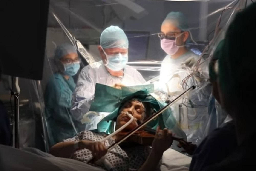Snimak koji je obišao svet, ostavlja bez daha: Doktori su joj vršili operaciju na mozgu dok je ona svirala violinu! (VIDEO)