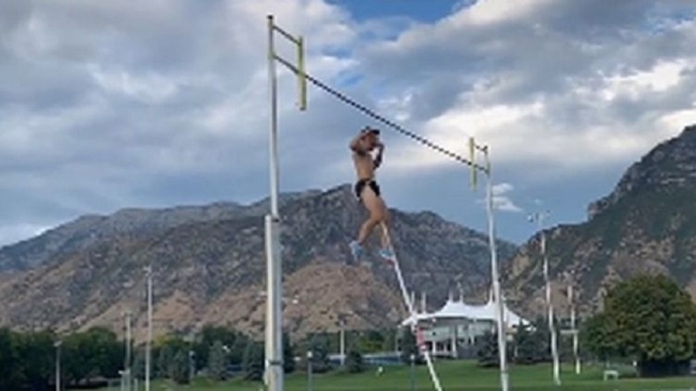 Atletičaru se motka zabola u međunožje - Završio sa 18 šavova i ožiljkom na testisima (VIDEO)