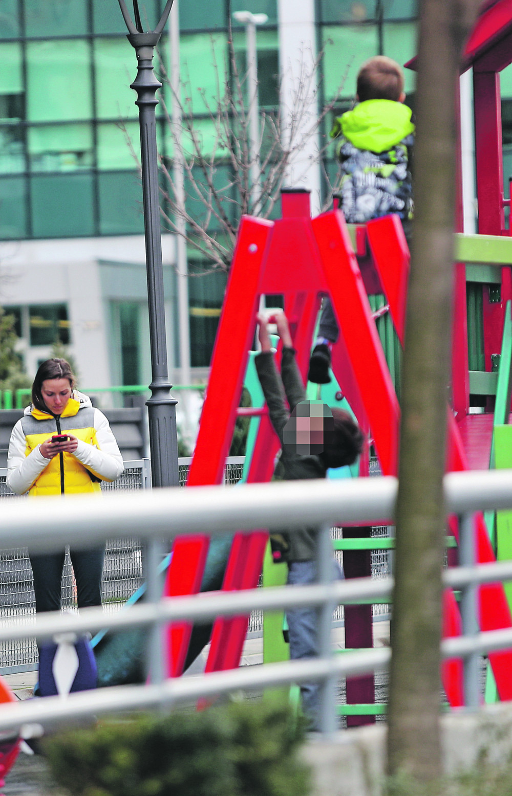 Jelena, baci telefon, gledaj dete!