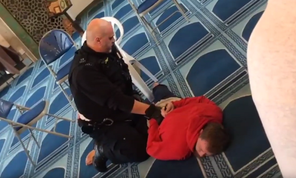 Muškarac nožem nasrnuo na muslimane tokom molitve! Izboden mujezin! (VIDEO)