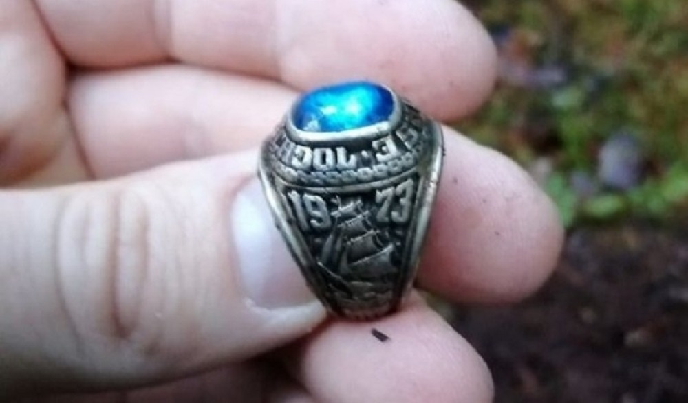 Marko našao čudan prsten u zemlji, pa sliku objavio na Fejsbuk. Ubrzo se javila žena koja je otkrila njegovu sudbinu