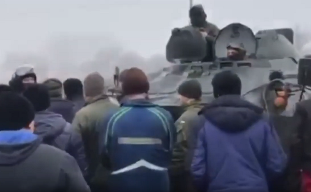 Oklopna vozila na ulicama! Izbili sukobi, vojska u pripravnosti (VIDEO)