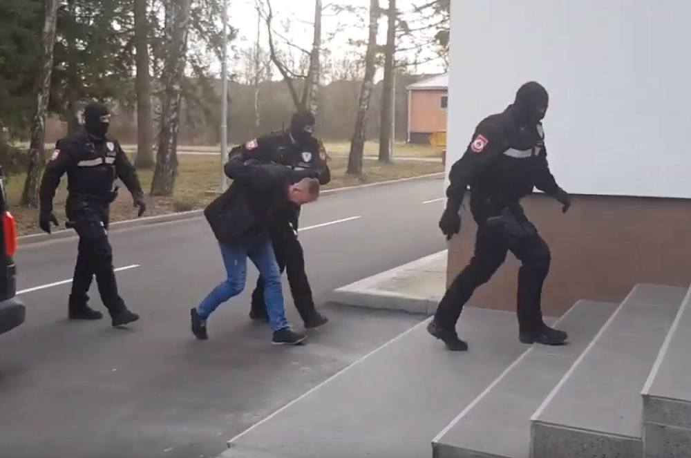 Sa dvojicom muškaraca upao u kuću u Pančevu, i palicama tukli i tako iznuđivali novac!