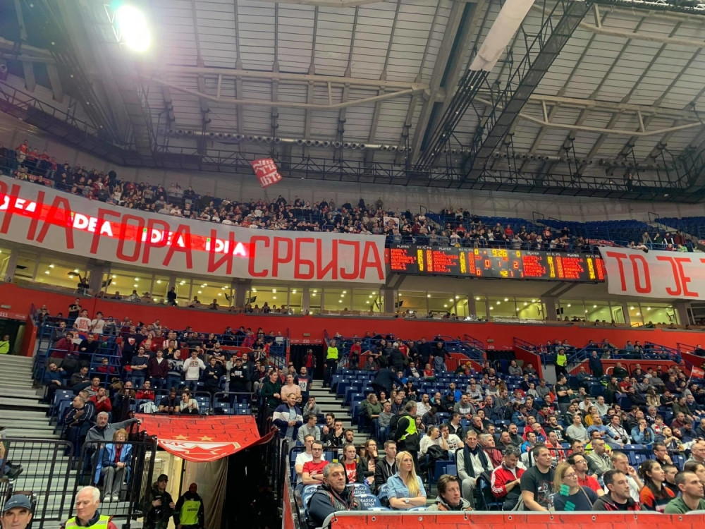 Rus se pojavio sa provokatorskim šalom, "Delije" ga urnisale! Njegov potez je stavio tačku (VIDEO)