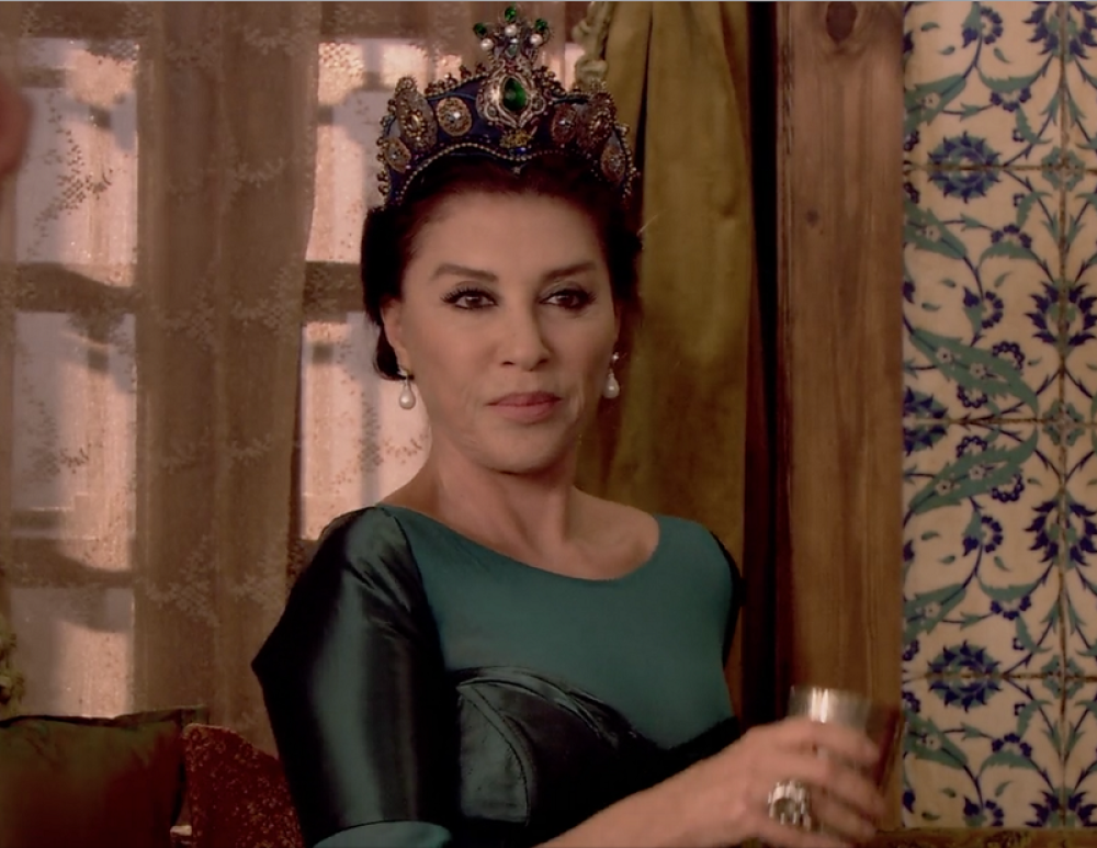 Da li se sećate Valide iz "Sulejmana Veličanstvenog"? Danas ima 76 godina i morate da je vidite u golišavom izdanju! (FOTO)