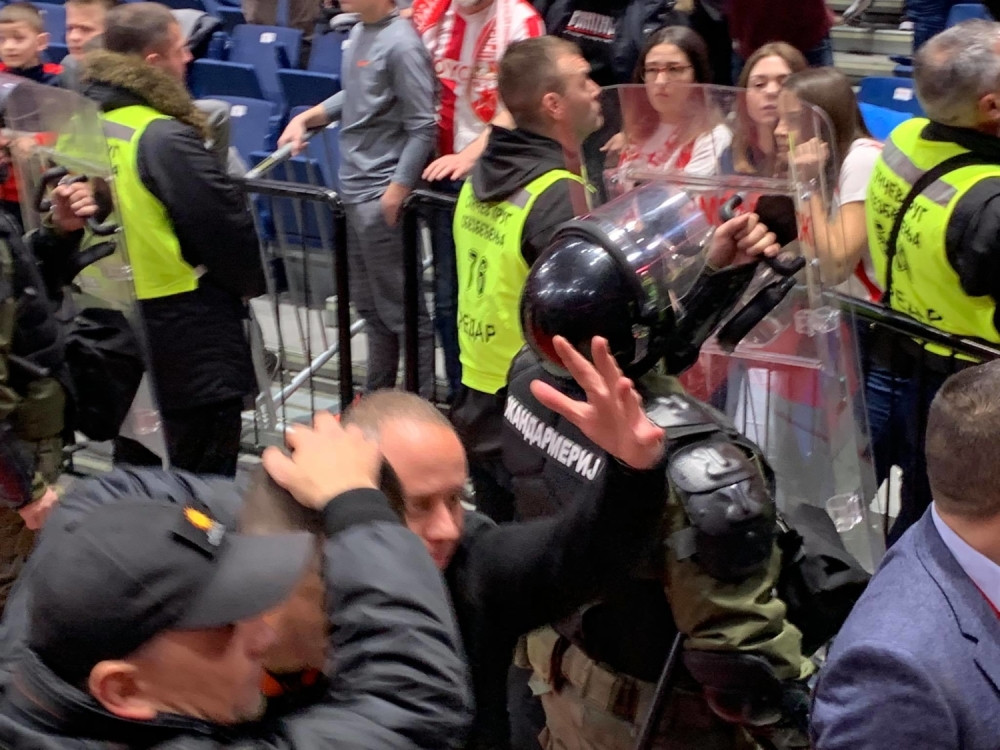 Ogorčene "Delije" napale sudije, nisu im dali da napuste teren! (FOTO)