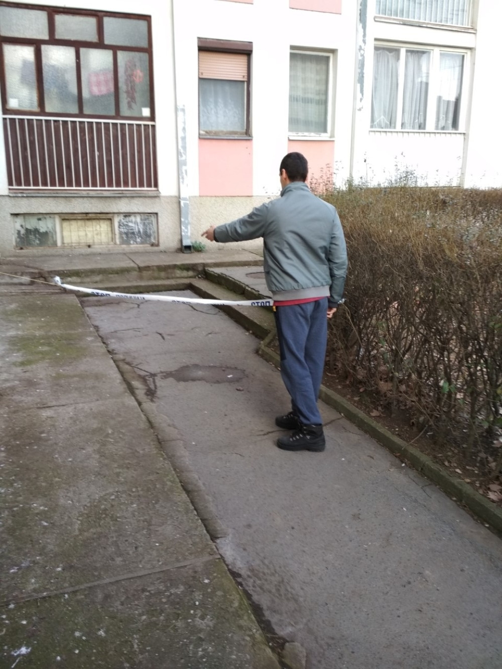 Jedan leš u dnevnoj sobi na krevetu, a telo žene pored njega na podu