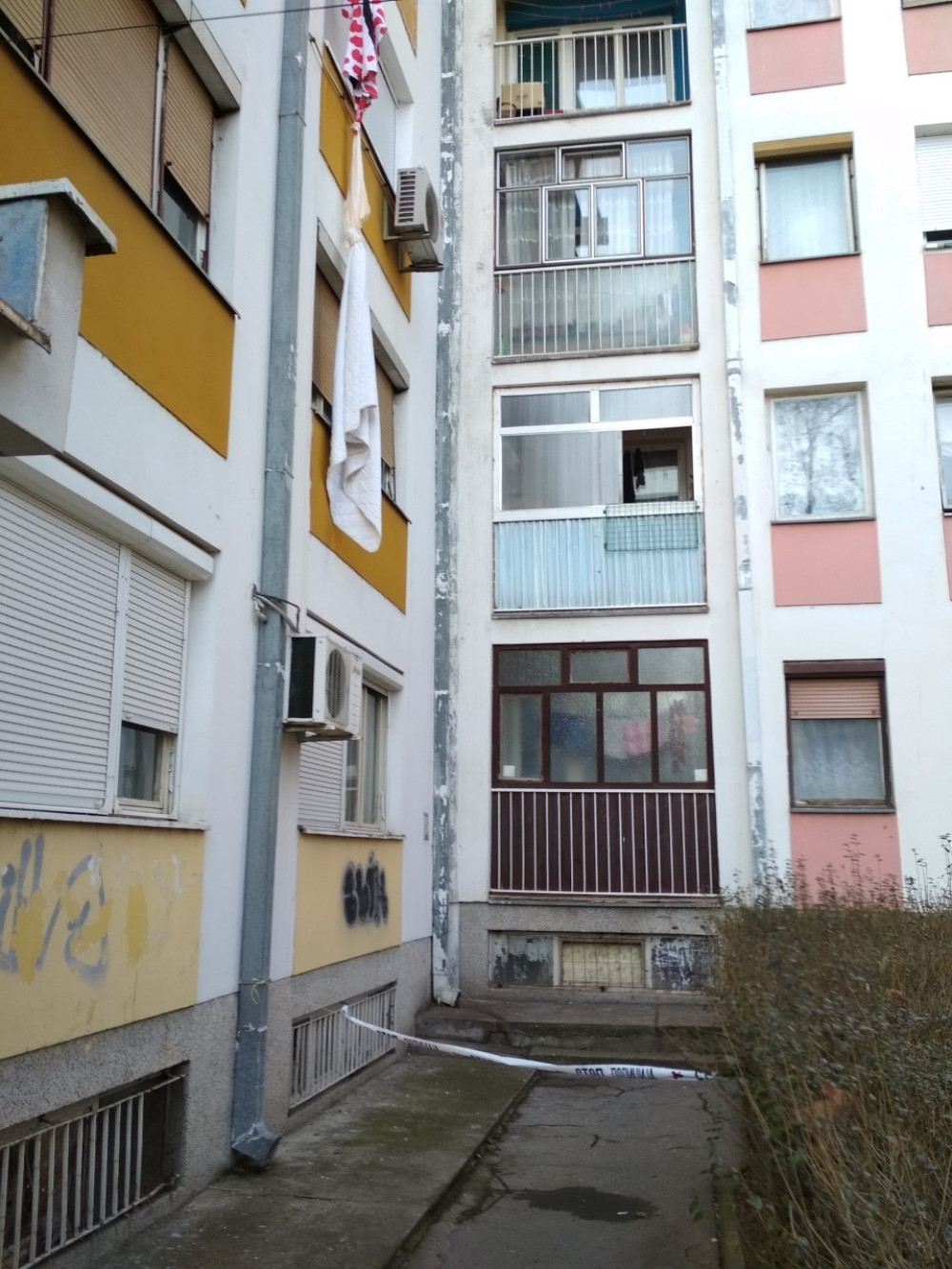 Devojka koja je od čaršafa napravila uže u teškom stanju