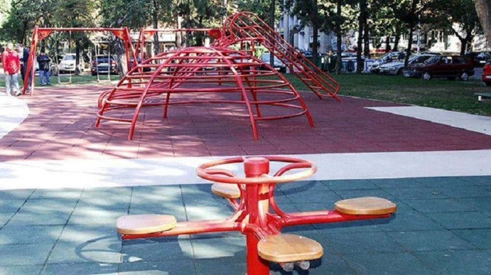 Pedofil na Novom Beogradu gleda decu sakriven iza drveća i ONANIŠE