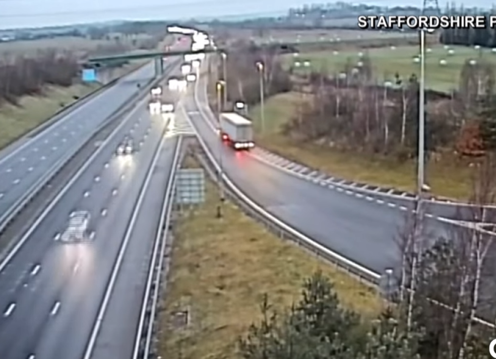 Vozač kamiona napravio ogroman prekršaj na autoputu, zamalo da izazove veliku tragediju (VIDEO)