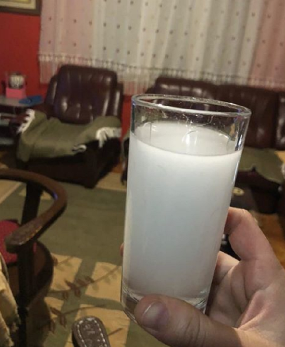 Slikao je čašu "bele vode" i uporno tvrdio da nije puna hlora! Evo šta se nalazi u njoj