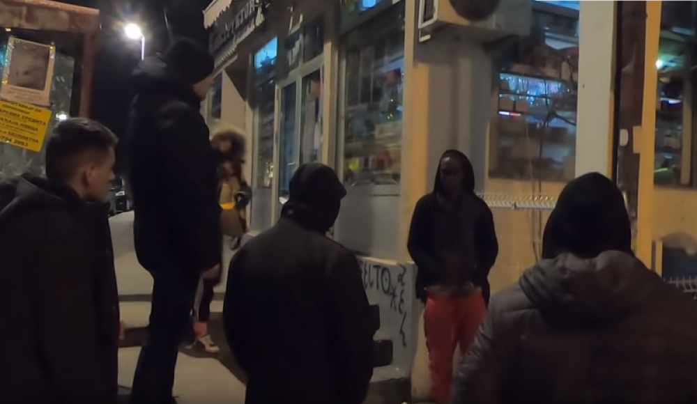 Migrant mokrio nasred ulice u centru grada, a onda je naišla narodna patrola... (VIDEO)