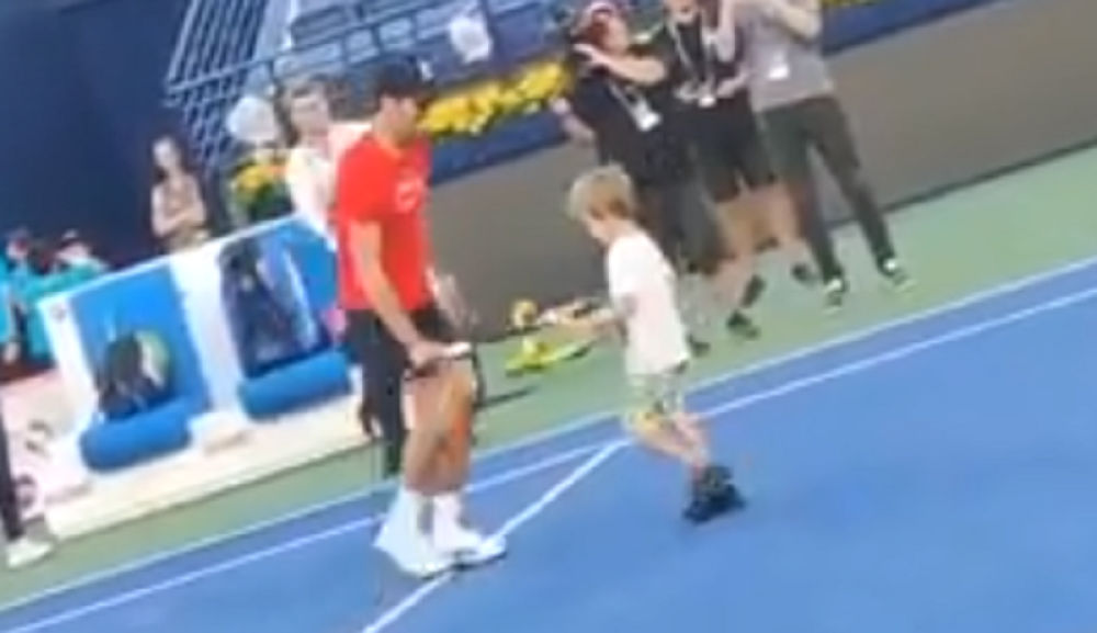 Novak i sin Stefan uzeli rekete u ruke i kročili na teniski teren, evo kako se dečak snašao (VIDEO)