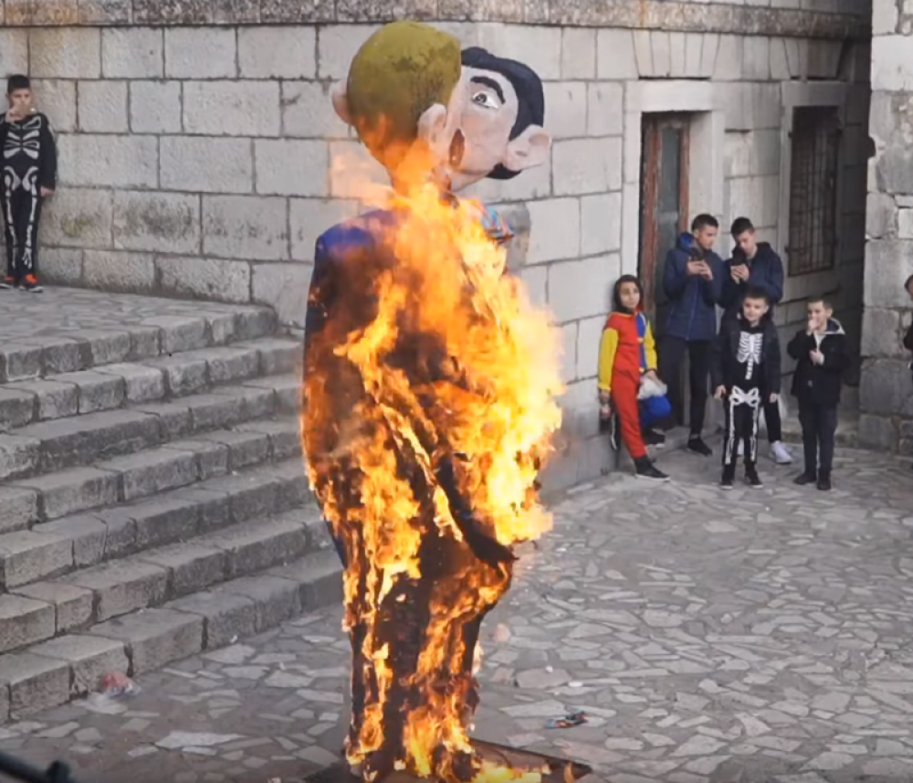 U Hrvatskoj, spaljene lutke istopolnog para (VIDEO)