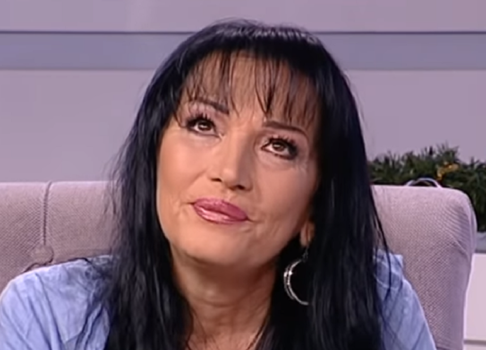 Ćerka je krišom slikala dok je unezverena šetala po dvorištu! Goca Božinovska u izdanju koje do sada niste videli! (FOTO)