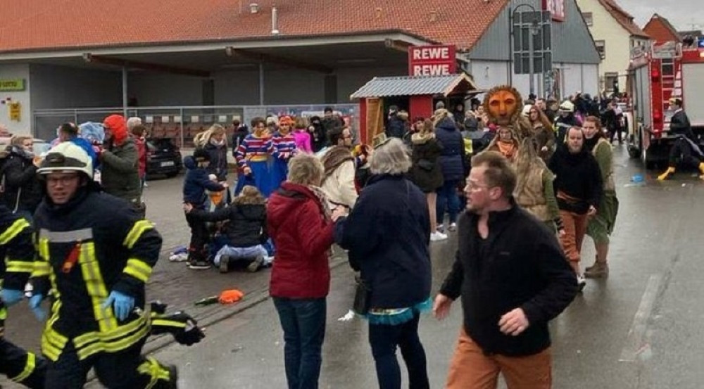 Automobil kosio sve pred sobom! Ljudi grcaju, jauču, letele cipele, torbe...krvoproliće! (UZNEMIRUJUĆI FOTO)