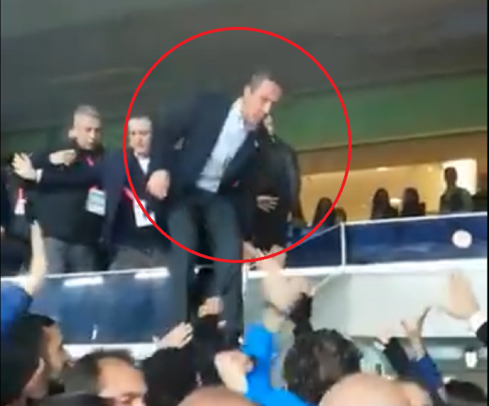 Publika poludela posle poraza u velikom derbiju, tražili mu ostavku, a on skočio u rulju da se bije! (VIDEO)