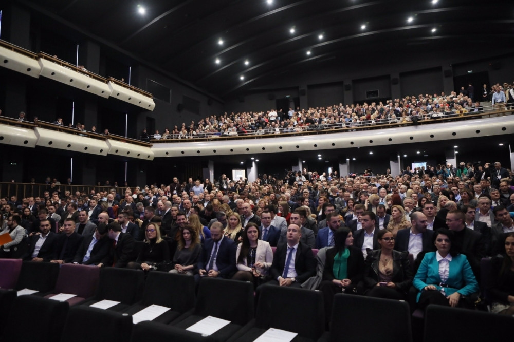 Svi su gledali samo damu iz prvog reda u tirkizno zelenom sakou (FOTO)