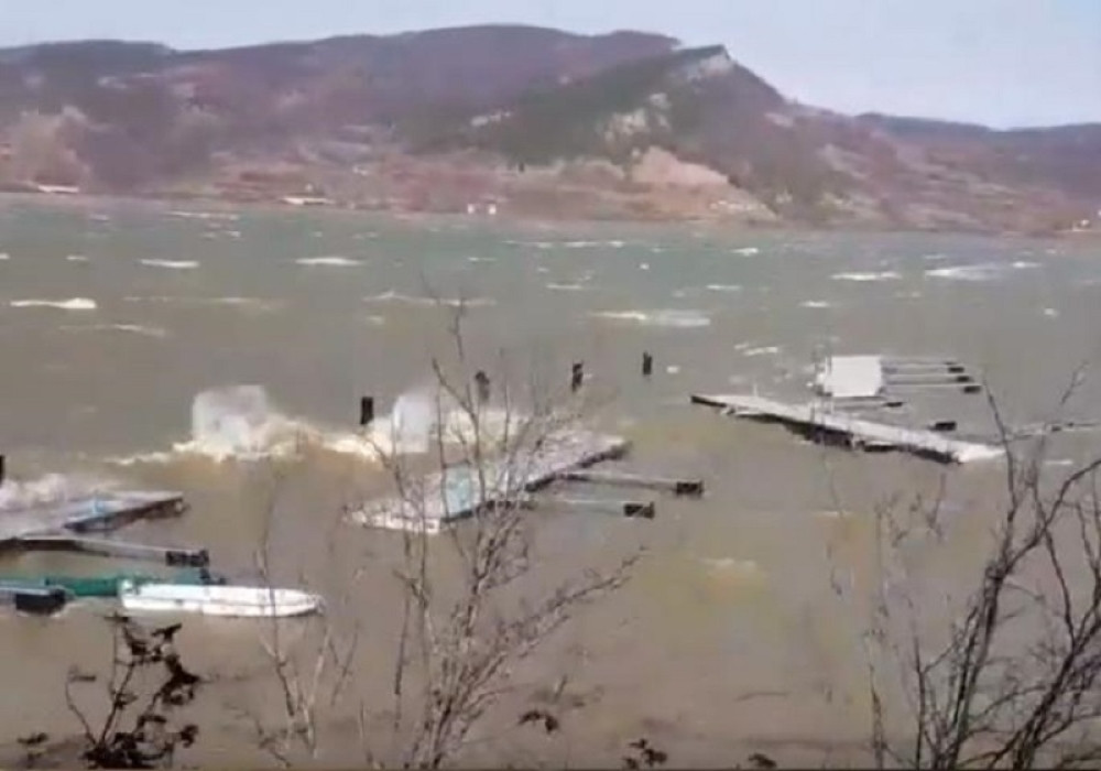 Haos u Donjem Milanovcu, lete krovovi, vetar divlja! (VIDEO)