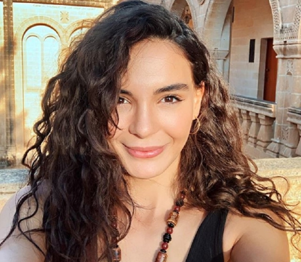 Ko je lepa Rejan iz serije "Nemoguća ljubav"? Ebru Šahin ima samo 25 godina, a pomutila je slavu mnogim istanbulskim lepoticama