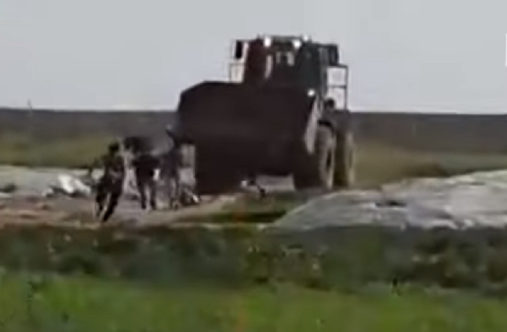 Buldožer plugom mrcvario ubijenog čoveka, a onda je usledio najjeziviji momenat! (UZNEMIRUJUĆI VIDEO)