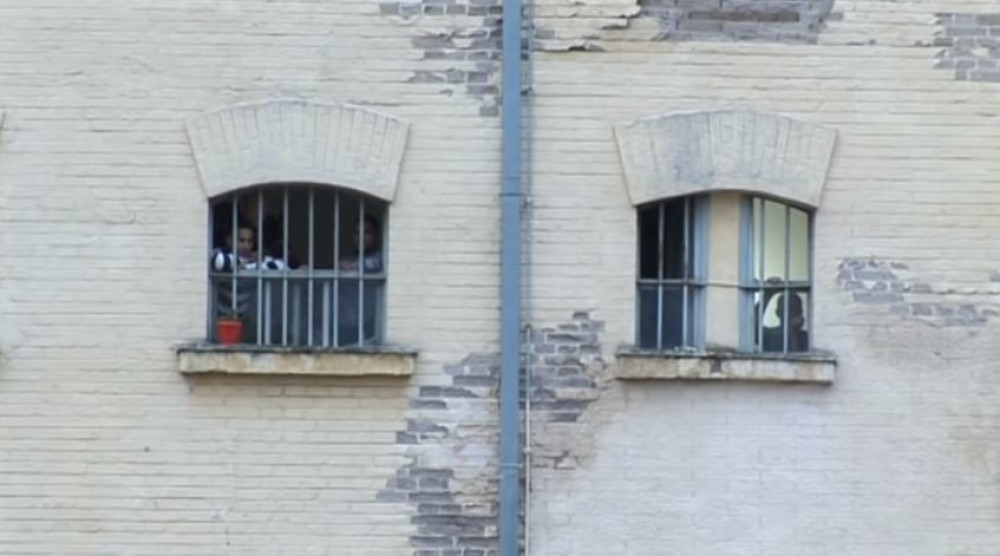 Osuđenici pobegli iz zatvora u Nišu na nevarovatan način! Čuvari u neverici zbog jednog begunca