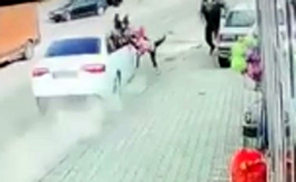 Žena i devojčica leteli metrima napred od siline udarca! (UZNEMIRUJUĆI VIDEO)